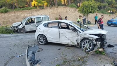 Antalya’nın Manavgat ilçesinde refüjü aşarak karşı şeride geçen otomobilin hafif