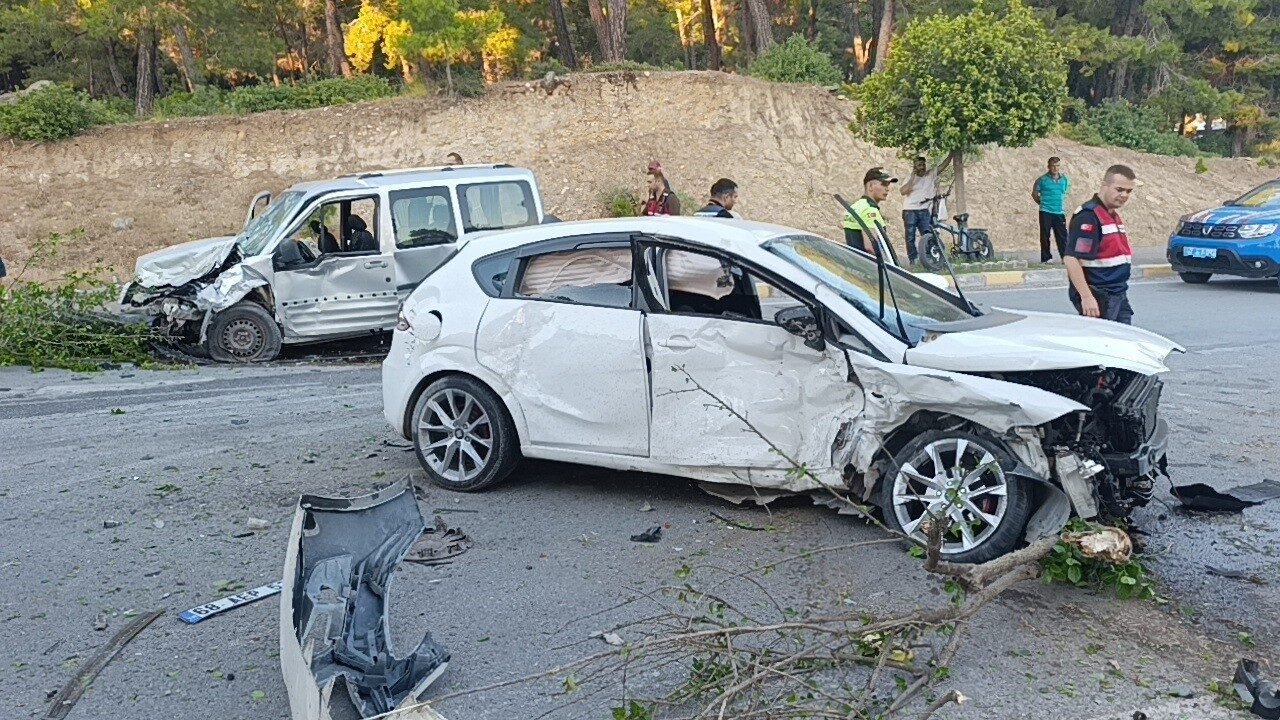 Antalya’nın Manavgat ilçesinde refüjü aşarak karşı şeride geçen otomobilin hafif