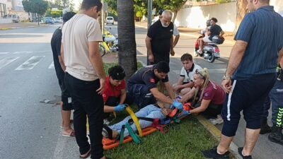 Antalya’nın Manavgat ilçesinde kasise hızlı giren motosikletli devrilerek sürüklendi. Yaralanan