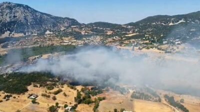 Antalya’nın Kaş ilçesinde, ormanlık alanda çıkan yangın havadan ve karadan