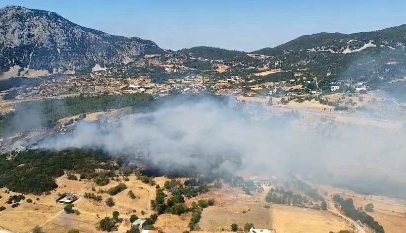 Antalya’nın Kaş ilçesinde, ormanlık alanda çıkan yangın havadan ve karadan