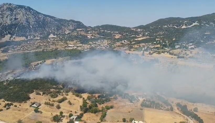 Antalya’nın Kaş ilçesinde, ormanlık alanda çıkan yangınına havadan ve karadan