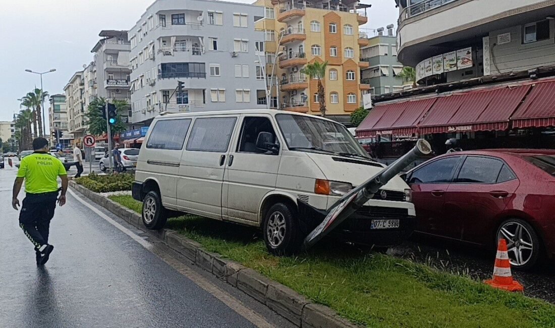Antalya’nın Manavgat ilçesinde yağmur nedeniyle kayganlaşan yolda kontrolden çıkan kamyonet