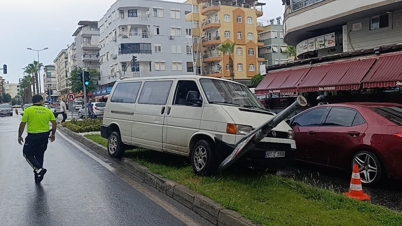 Antalya’nın Manavgat ilçesinde yağmur nedeniyle kayganlaşan yolda kontrolden çıkan kamyonet