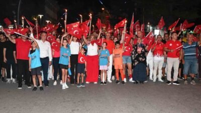 30 Ağustos Zafer Bayramı’nın 104. yıl dönümü dolayısıyla Kemer’de yüzlerce