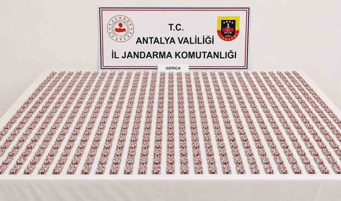 Antalya’nın Kemer ilçesinde yaklaşık 3 bin 500 adet uyuşturucu hap