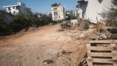Kepez Belediyesi, Aktoprak Mahallesi’nde çevre kirliliğine ve kamu alanlarının işgaline