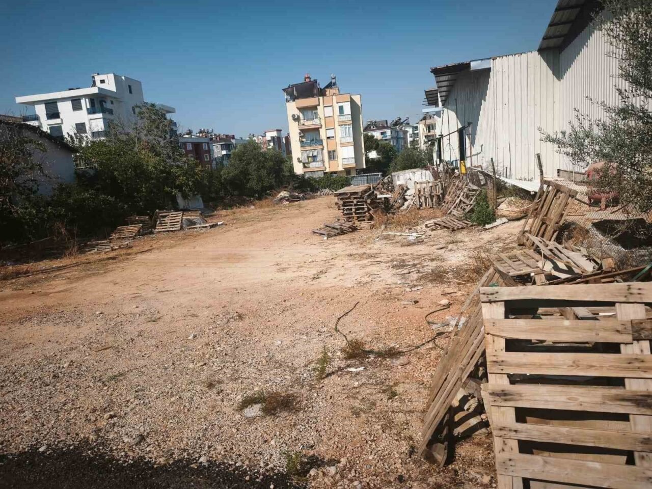 Kepez Belediyesi, Aktoprak Mahallesi’nde çevre kirliliğine ve kamu alanlarının işgaline