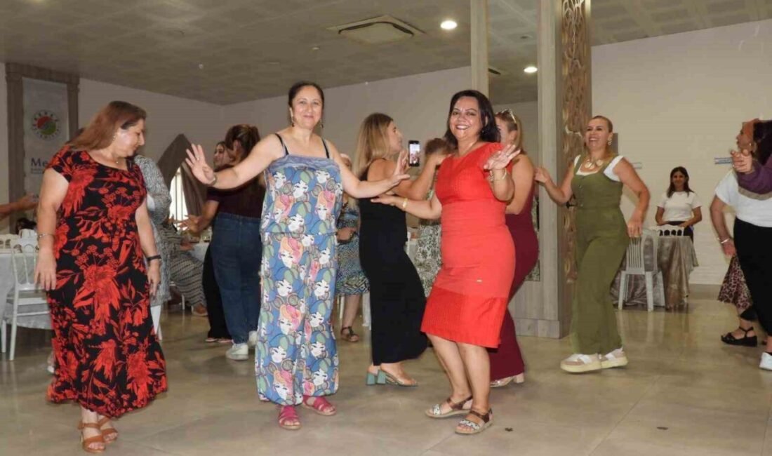 Kepez Belediyesi’nin Sosyal Yardım Merkezi’nde düzenlediği Kadınlar Matinesi, müzik ve
