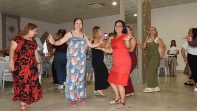 Kepez Belediyesi’nin Sosyal Yardım Merkezi’nde düzenlediği Kadınlar Matinesi, müzik ve