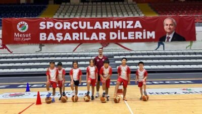 Kepez Belediyesi’nin Yaz Spor Okulları’nda bin 250 öğrenci, farklı branşlarda