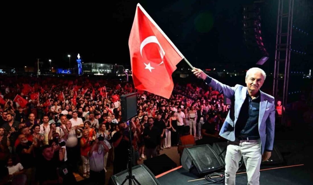 Kepez’de 30 Ağustos Zafer Bayramı, Dokumapark’ta binlerce kişinin katılımıyla kutlandı.