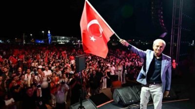 Kepez’de 30 Ağustos Zafer Bayramı, Dokumapark’ta binlerce kişinin katılımıyla kutlandı.