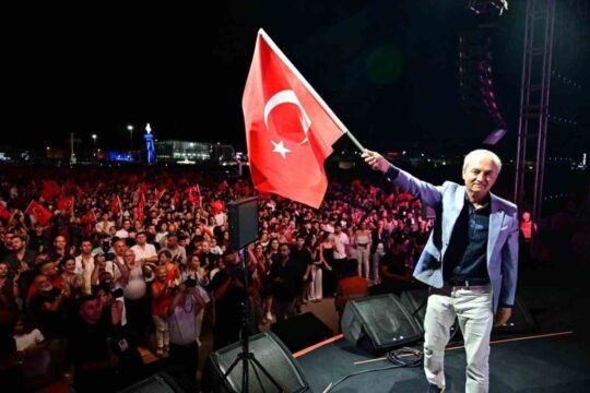 Kepez’de 30 Ağustos Zafer Bayramı, Dokumapark’ta binlerce kişinin katılımıyla kutlandı.