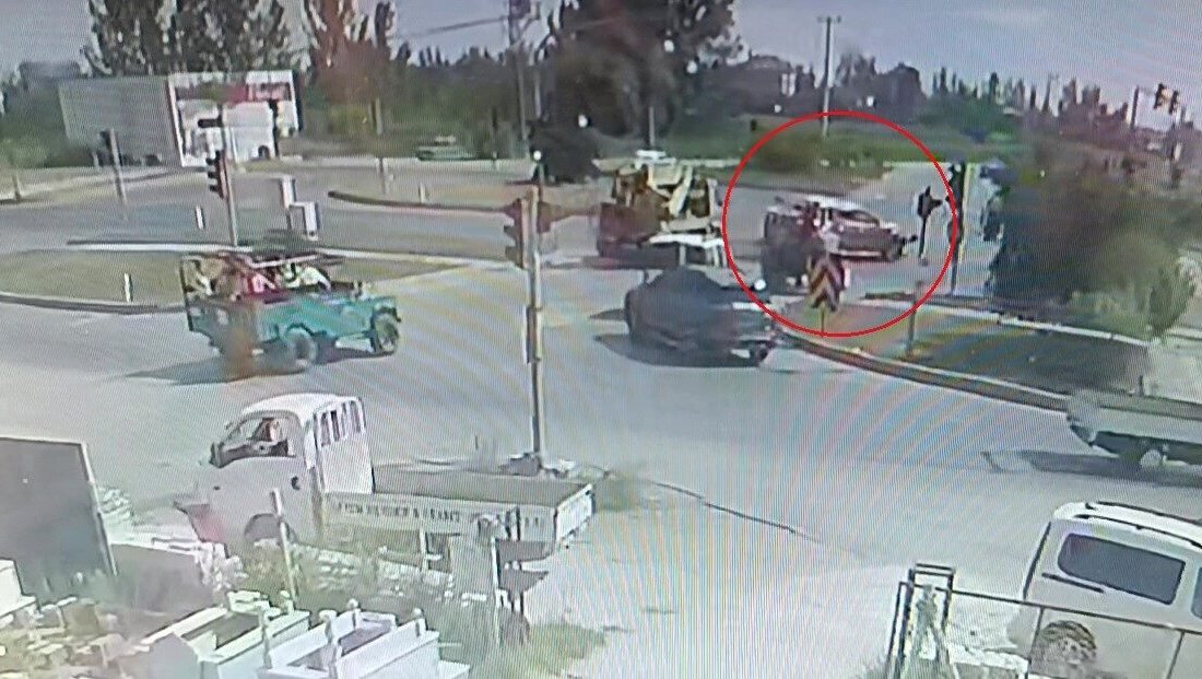 Antalya’nın Manavgat ilçesinde kavşakta kırmızı ışık ihlali yapan otomobil ile
