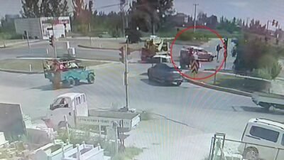 Antalya’nın Manavgat ilçesinde kavşakta kırmızı ışık ihlali yapan otomobil ile