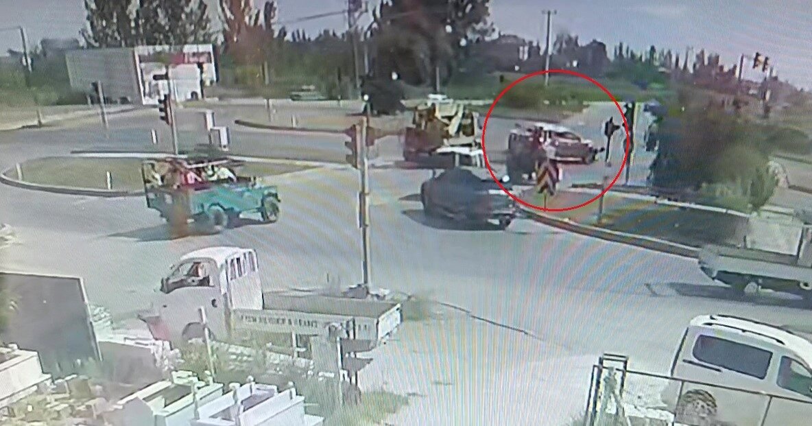 Kırmızı ışık ihlali ile gelen kaza ucuz atlatıldı