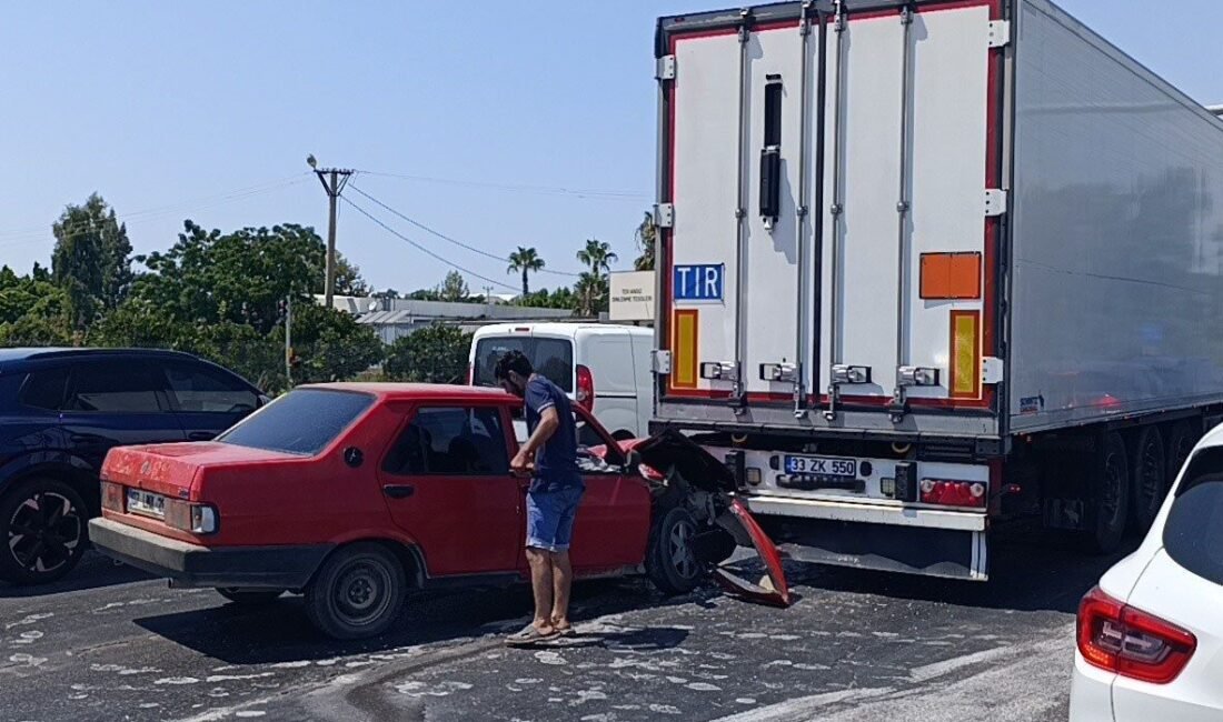 Alanya-Manavgat D-400 kara yolu mevkiinde kırmızı ışıkta duran tıra Tofaş