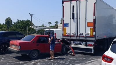 Alanya-Manavgat D-400 kara yolu mevkiinde kırmızı ışıkta duran tıra Tofaş