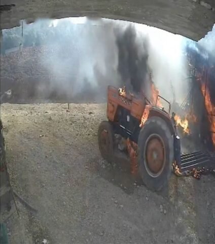 Antalya’nın Serik ilçesinde elektrik aksamındaki kısa devre nedeniyle kendi kendine