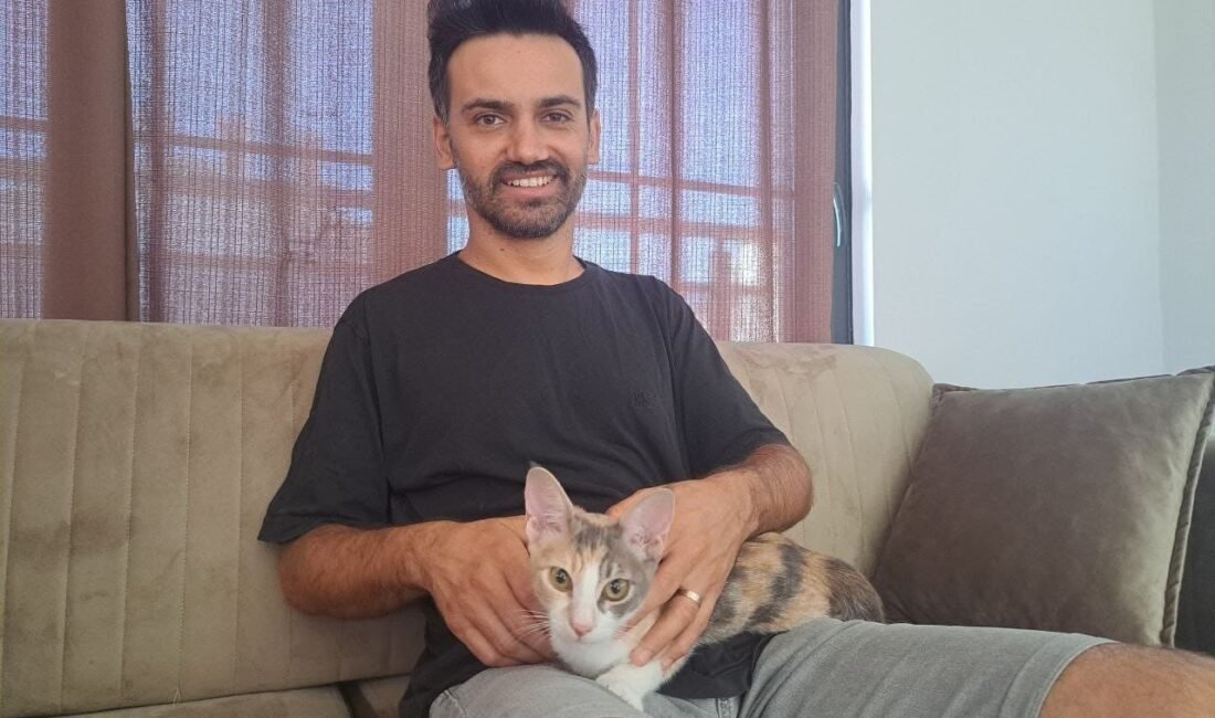 Antalya’nın Serik ilçesinde Berat Yıldırım, klima motorunun üzerinde mahsur kalan