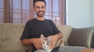 Antalya’nın Serik ilçesinde Berat Yıldırım, klima motorunun üzerinde mahsur kalan