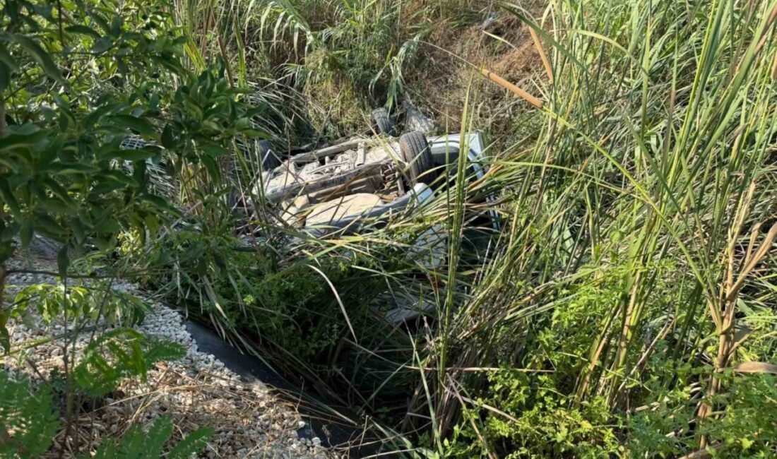 Antalya’nın Manavgat ilçesinde kontrolden çıkan otomobilin dereye uçtuğu kazada sürücü