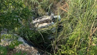 Antalya’nın Manavgat ilçesinde kontrolden çıkan otomobilin dereye uçtuğu kazada sürücü