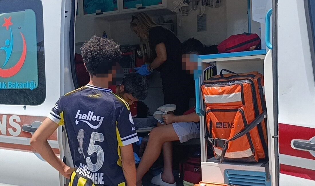 Antalya’nın Manavgat ilçesinde yoldaki çukur nedeniyle devrilen motosiklette bulunan 14