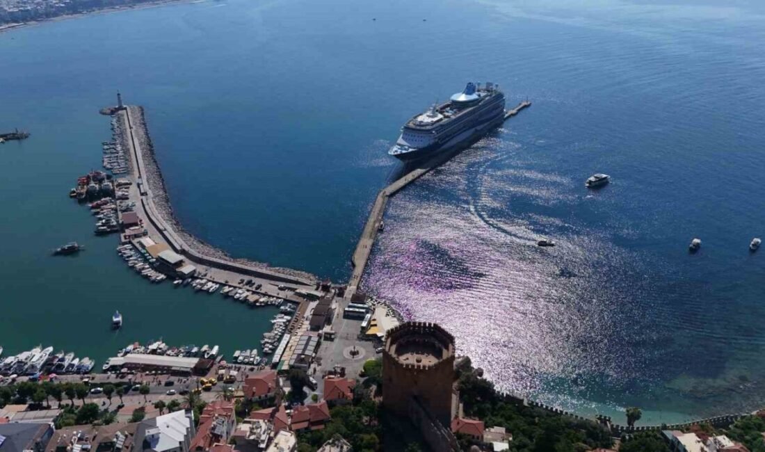 Malta bandıralı 264 metrelik Marella Discovery kruvaziyeri, bin 807 turist