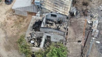 Antalya’nın Muratpaşa ilçesinde ağaçlık alanda başlayarak rüzgârın etkisiyle büyüyen yangında