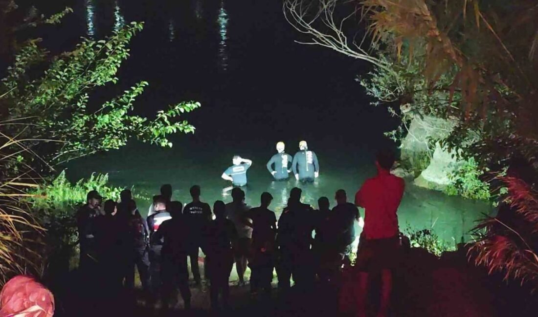 Antalya’nın Manavgat ilçesinde Manavgat Şelalesi’nin ortasındaki adacıkta su seviyesinin yükselmesi