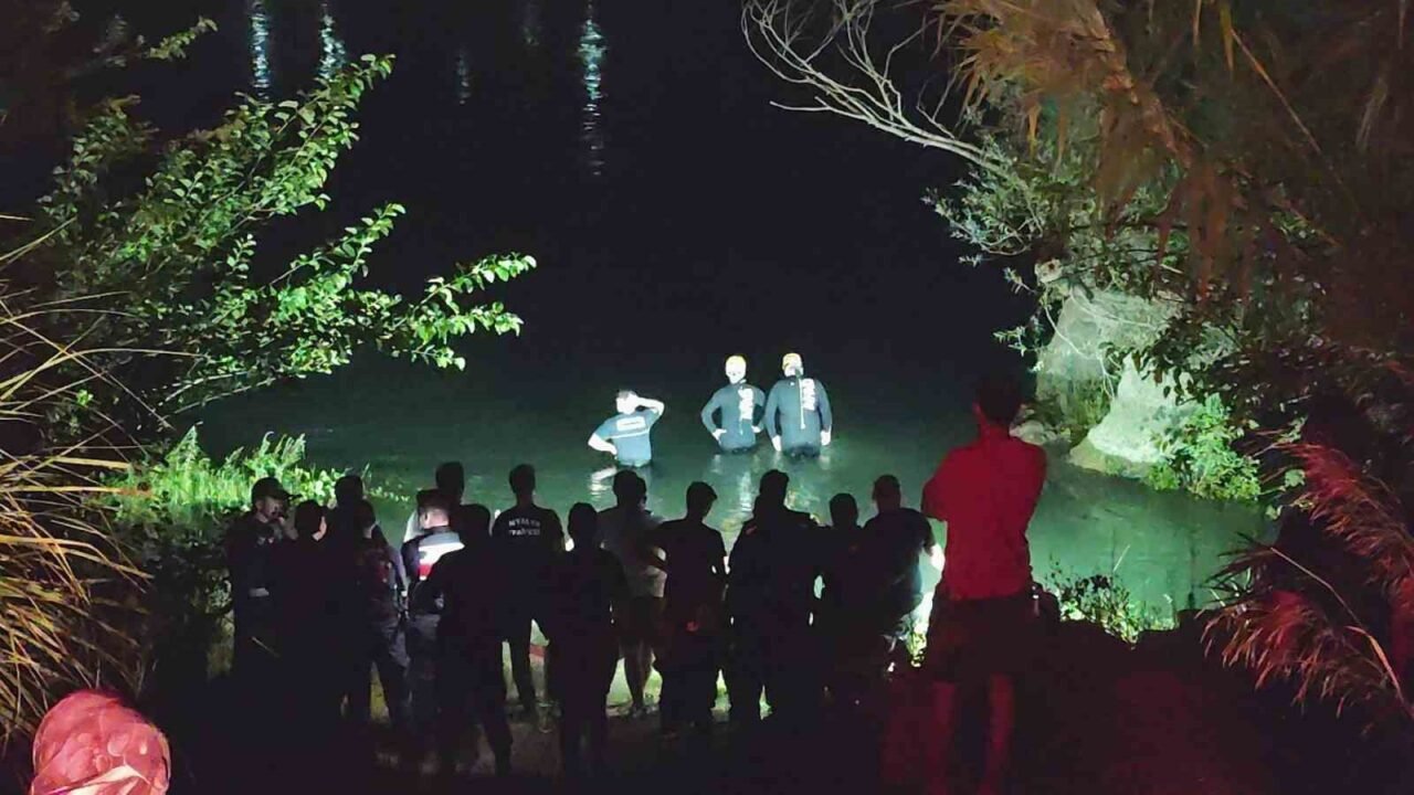 Antalya’nın Manavgat ilçesinde Manavgat Şelalesi’nin ortasındaki adacıkta su seviyesinin yükselmesi