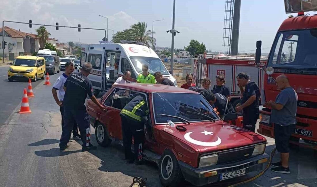 Antalya’nın Manavgat ilçesinde iki otomobilin çarpışması sonucu meydana gelen trafik