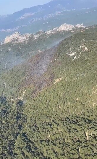 Antalya’da sarp ve dağlık arazide çıkan orman yangını havadan ve
