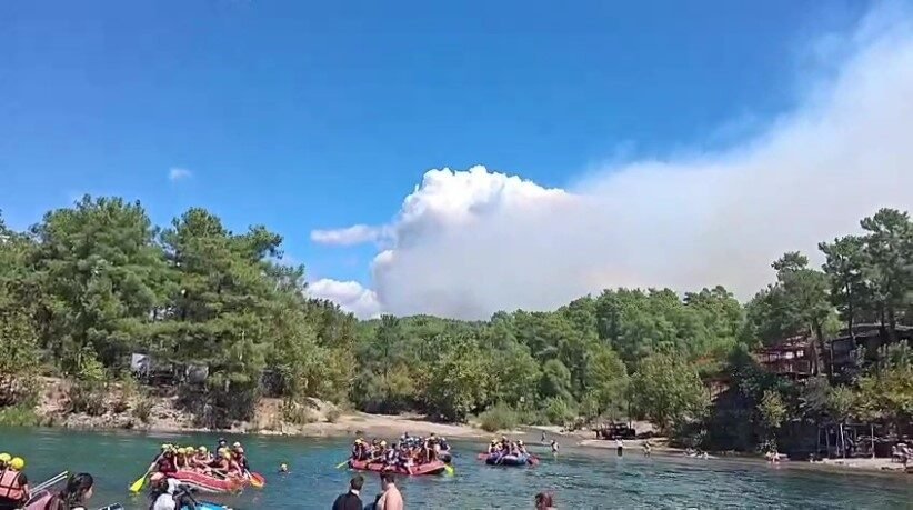 Antalya’nın Manavgat ilçesinde çıkan orman yangınına havadan ve karadan müdahale
