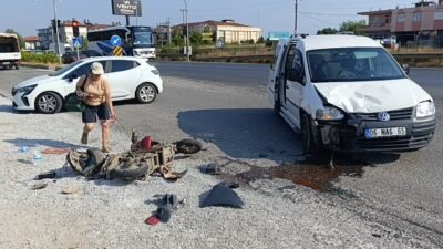 Antalya’nın Manavgat ilçesinde hafif ticari aracın elektrikli bisiklet ile çarpışması