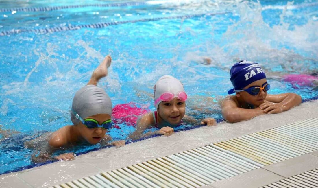 Antalya’da yaz sıcaklarının etkisini artırdığı günlerde, Muratpaşa Belediyesi’nin ’Muratpaşa’da yüzme