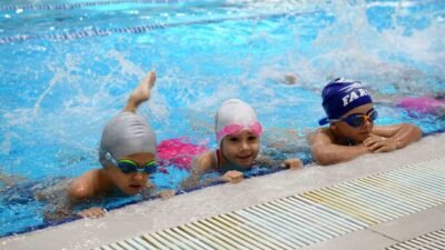Antalya’da yaz sıcaklarının etkisini artırdığı günlerde, Muratpaşa Belediyesi’nin ’Muratpaşa’da yüzme