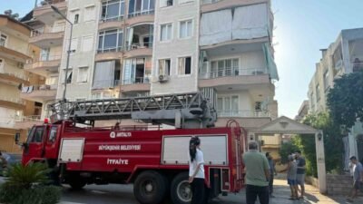 Antalya’nın Serik ilçesinde bir apartman dairesinde ocakta unutulan yemek yangına