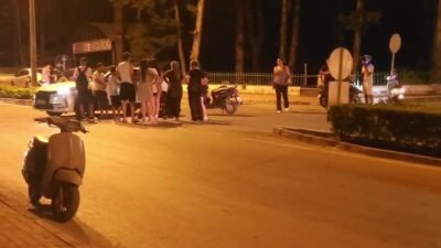 Antalya’nın Manavgat ilçesinde manevra yaparak dönmeye çalışan otomobile motosikletin çarpması