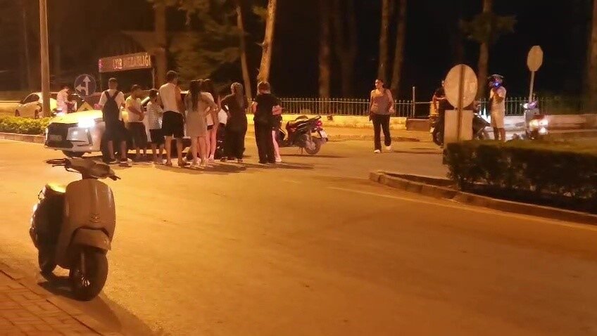 Antalya’nın Manavgat ilçesinde manevra yaparak dönmeye çalışan otomobile motosikletin çarpması