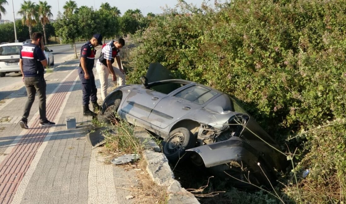 Antalya’nın Manavgat ilçesinde sürücüsünün direksiyon hakimiyetini kaybettiği otomobil kaldırımdaki yayaya