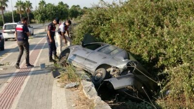 Antalya’nın Manavgat ilçesinde sürücüsünün direksiyon hakimiyetini kaybettiği otomobil kaldırımdaki yayaya