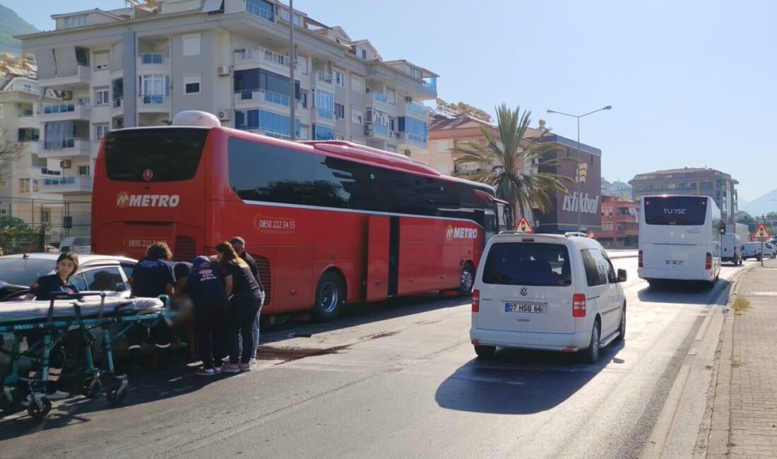 Antalya’nın Alanya ilçesinde otomobilin yolcu otobüsüne çarptığı kazada 1 kişi