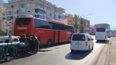 Antalya’nın Alanya ilçesinde otomobilin yolcu otobüsüne çarptığı kazada 1 kişi