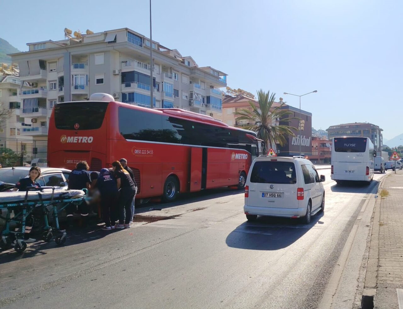Antalya’nın Alanya ilçesinde otomobilin yolcu otobüsüne çarptığı kazada 1 kişi
