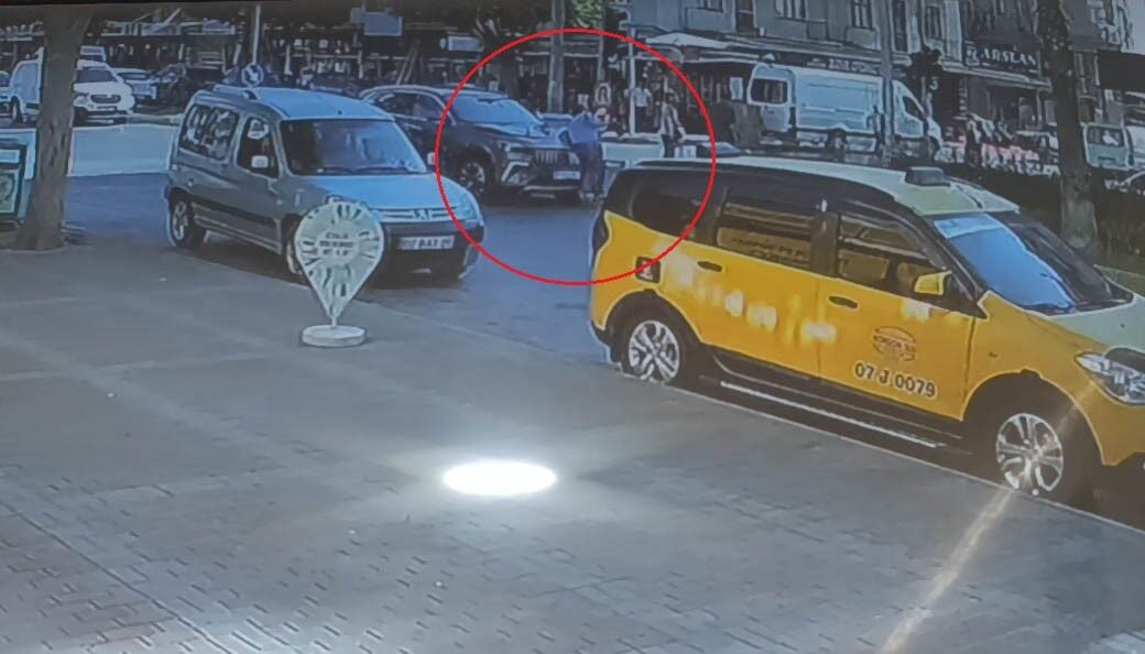 Antalya’nın Manavgat ilçesinde seyir halindeki otomobil, yayalara kırmızı ışık yandığı