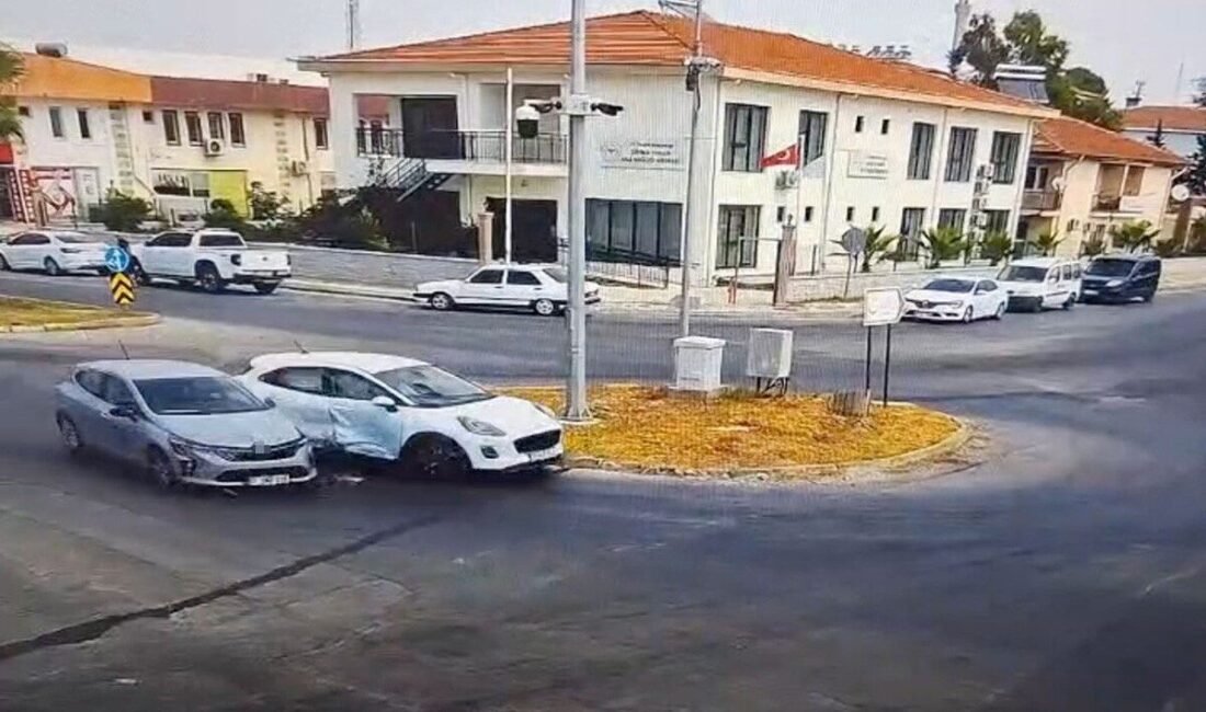 Antalya’nın Manavgat ilçesinde 2 otomobilin kavşakta çarpışması sonucu meydana gelen