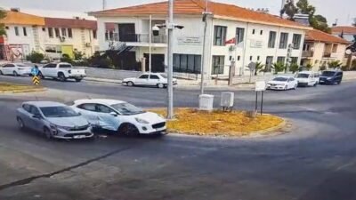 Antalya’nın Manavgat ilçesinde 2 otomobilin kavşakta çarpışması sonucu meydana gelen